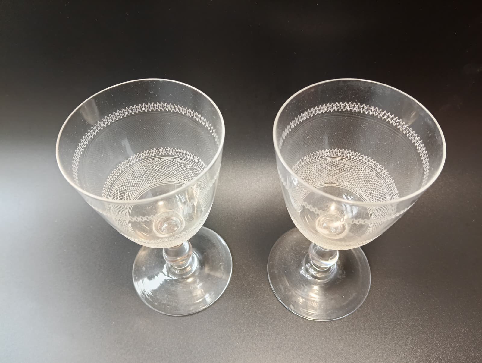 Paire de verres à vin guillochés, fin XIXe 2