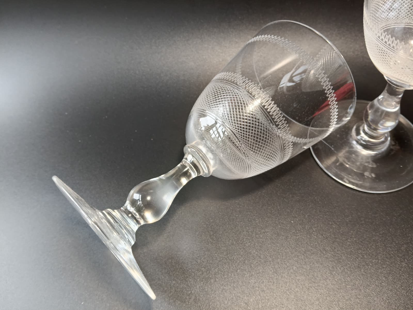 Paire de verres à vin guillochés, fin XIXe 3