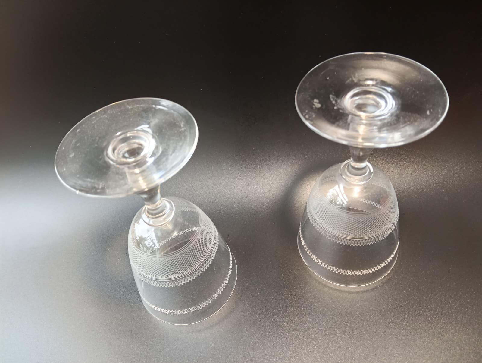 Paire de verres à vin guillochés, fin XIXe 4